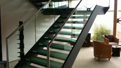 Escalier avec marches en verre