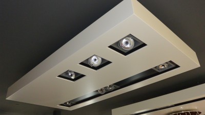 Faux-plafonds avec spots intégrés